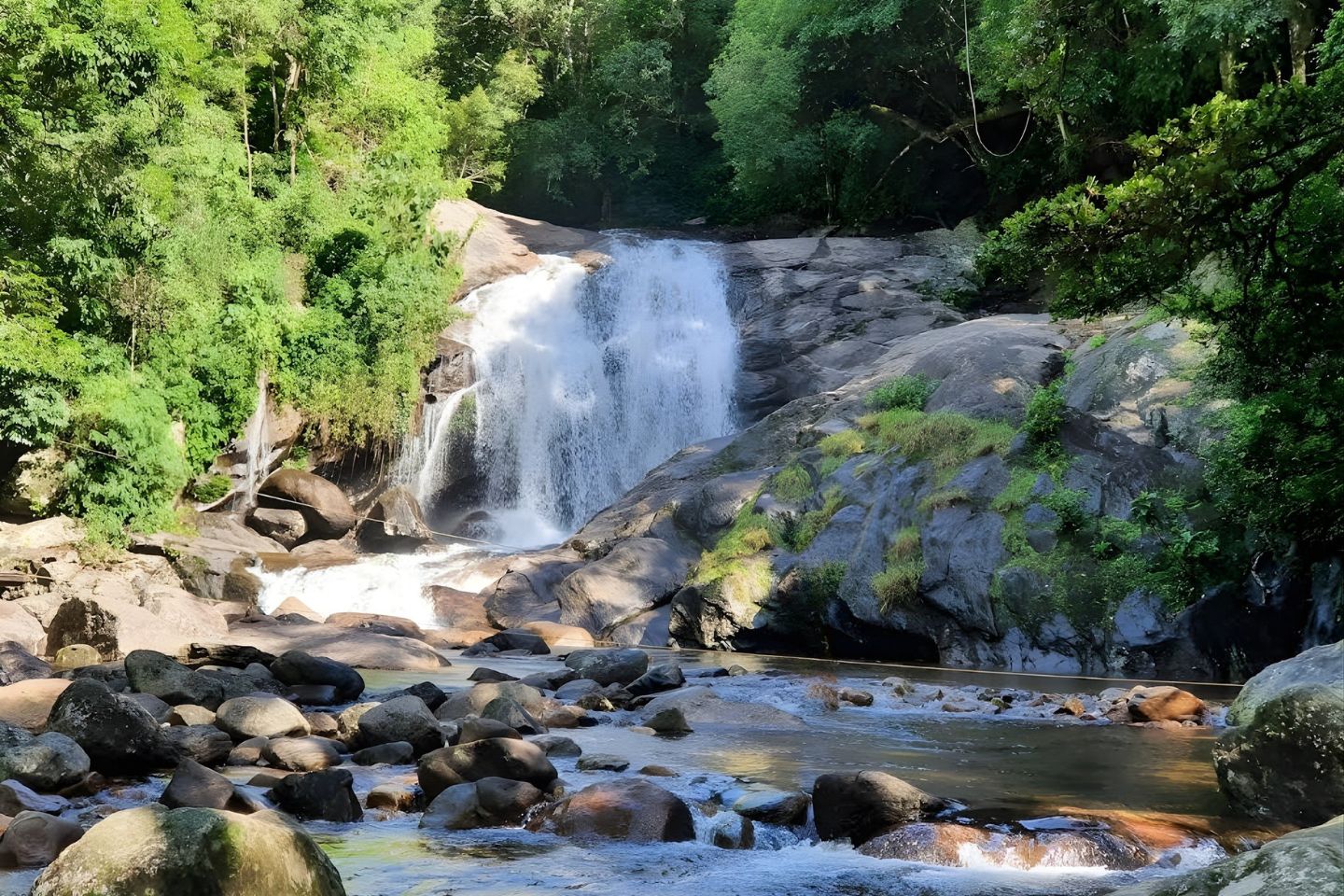 Lakkom Waterfalls, Munnar